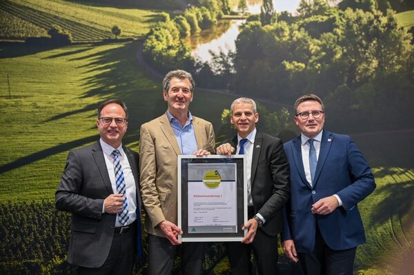 Bild vergr&ouml;&szlig;ern: Auf dem Bild sieht man Staatssekretär Dr. Patrick Rapp MdL, Wegewart Walter Frank, Landrat Christoph Schauder und Bürgermeister Joachim Döffinger.