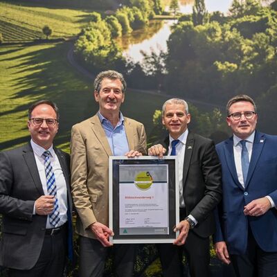 Staatssekret�r Dr. Patrick Rapp MdL (2.v.r.) �berreichte Wegewart Walter Frank (2.v.l.) im Beisein von Landrat Christoph Schauder (rechts) und B�rgermeister Joachim D�ffinger die Zertifizierungsurkunde des Bildstockwanderweges in Assamstadt. 