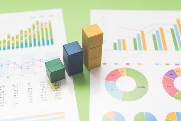 Auf dem Bild sieht man verschiedene Diagramme und ein paar Holzkl&ouml;tzchen. 