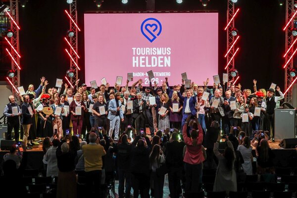 Bild vergr&ouml;&szlig;ern: Das Foto zeigt die Tourismusheldinnen und -helden 2026 auf der Messebühne der CMT Stuttgart.