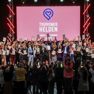 Strahlende Preistr�gerinnen und Preistr�ger: die Tourismusheldinnen und -helden 2026 auf der Messeb�hne der CMT Stuttgart.