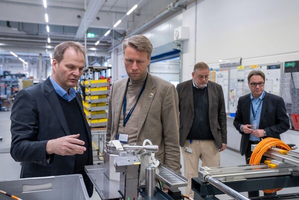 Bildunterschrift (v.l.n.r.):Dr. Michael Fischer (Gesch�ftsf�hrer der Ersa GmbH) und Wertheims Oberb�rgermeister Markus Herrera Torrez, sowie Thomas M�hleck (CEO der Kurtz Ersa-Gruppe) und J�rgen Strahlheim (Leiter Referat Wirtschaftsf�rderung, Standortmarketing) beim Rundgang durch die Produktionshallen.