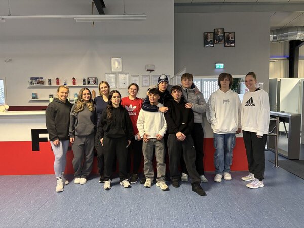 Sch�lerinnen und Sch�ler der Zweij�hrigen Berufsfachschule des BSZ Wertheim mit ihrer Sportlehrerin Antonia Breitenbach beim Besuch des Fitnessstudios Fit4You. 