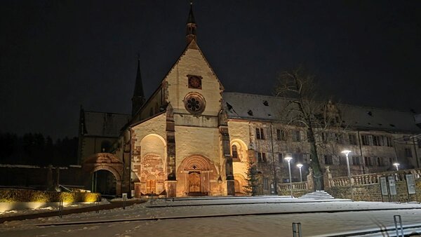 Das Kloster Bronnbach in den Wintermonaten: Bei der Themenf&uuml;hrung am Freitag, 6. Februar, um 17 Uhr, lernen die Teilnehmerinnen und Teilnehmer die winterliche Klosteranlage von ihrer ruhigen Seite kennen. 