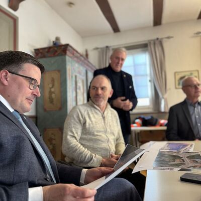 Landrat Christoph Schauder informierte sich zum aktuellen Stand der Planungen beim geplanten L�ckenschluss des Radweges in Gr�nsfeld.