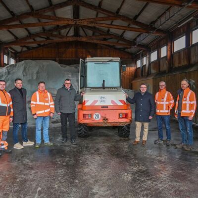 Habib Bajrami (von links), Immobiliendezernent Torsten Hauck, Dienststellenleiter Michael Baun (Stra&szlig;enmeisterei Bad Mergentheim), B&uuml;rgermeister Uwe Hehn, Landrat Christoph Schauder, Amtsleiter Markus Metz, Thomas Kn&ouml;rzer (Sachgebiet Betrieb) und stellvertretender Dienststellenleiter Steffen Rupp (Stra&szlig;enmeisterei Bad Mergentheim) in der Salzhalle am Winterst&uuml;tzpunkt in Creglingen.