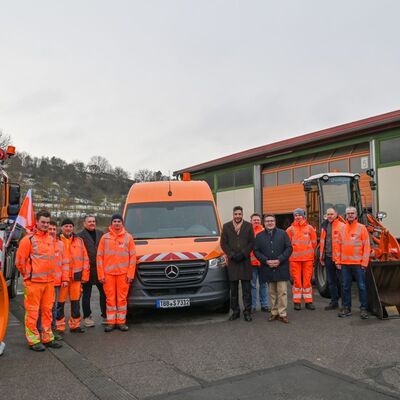 Das Team des Stra&szlig;enmeisterei-St&uuml;tzpunktes in Weikersheim gemeinsam mit Immobiliendezernent Torsten Hauck (vierter von links), B&uuml;rgermeister Nick Schuppert (sechster von links), Landrat Christoph Schauder (achter von links) sowie Amtsleiter Markus Metz (rechts).