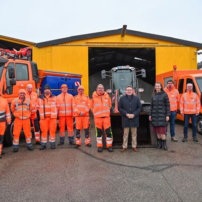 Landrat Christoph Schauder (achter von links), B&uuml;rgermeisterin Heidrun Beck, Dienststellenleiter Sigfried Kappes (Stra&szlig;enmeisterei Tauberbischofsheim), Amtsleiter Markus Metz und Immobiliendezernent Torsten Hauck besuchen den Stra&szlig;enmeisterei-St&uuml;tzpunkt in Boxberg.