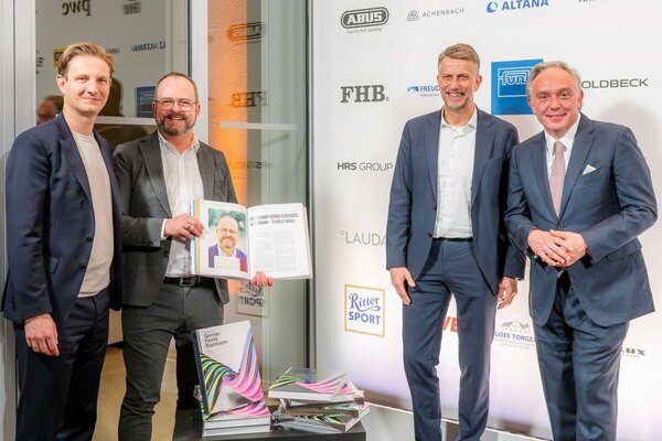Dr. Gunther Wobser (2. von links), Gesch�ftsf�hrender Gesellschafter von Lauda, mit den Herausgebern Tobias Rappers, Gesch�ftsf�hrer der Maschinenraum GmbH, Uwe Rittmann, Leiter des Bereichs Familienunternehmen und Mittelstand bei PwC Deutschland, und Olaf Sali�, Herausgeber der Reihe "ABOUT Germany", bei der Buchpremiere in Berlin.