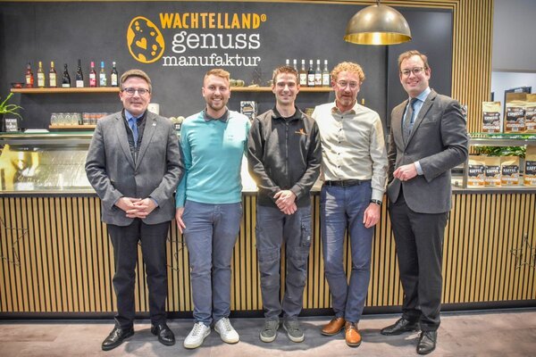 �ber das Angebot im neuen "Wachtelland" in Wittighausen mit Tierhaltung, Versandhandel, Werksverkauf und gastronomischem Angebot in der "Genussmanufaktur" sprachen bei einem Vor-Ort-Besuch (von links) Landrat Christoph Schauder, die beiden Gesch�ftsf�hrer Michael Volk und Nico da Silva Teixeira, B�rgermeister Marcus Wessels und Erster Landesbeamter Florian Busch.