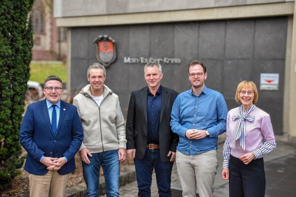 Staffelstab �bergeben: Landrat Christoph Schauder (l.) empfing gemeinsam mit Sozialdezernentin Elisabeth Krug den neuen Sportkreisjugendreferenten Tim D�ke (v. r.), seinen Vorg�nger Michael Geidl und Volker Silberzahn, Erster Vorsitzender des Sportjugend-F�rdervereins Main-Tauber.