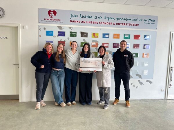 Freuen sich gemeinsam �ber die erfolgreiche Spendenaktion (v.l.): Lehrerin Sophie Scheffzek, die EPE-Sch�lerinnen Estelle Henke, Lisa Corsten und Tamia Wanninger, Heidrun Leiss-Schott (1. Vorsitzende des Tierschutzvereins Bad Mergentheim) und Lehrer Alexander Hemmerich.