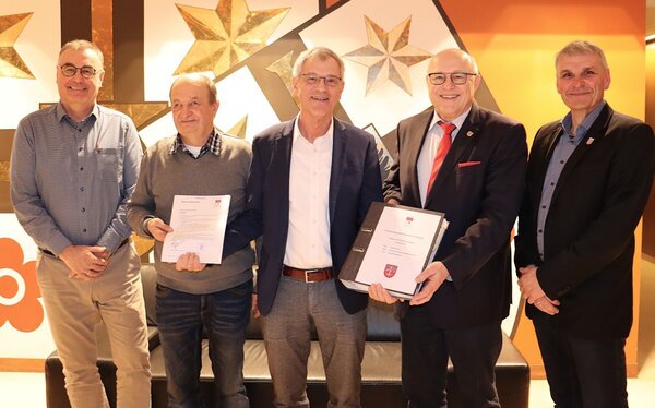 Die Schlussfeststellung �bergab Dezernent Werner R�ger an den Vorsitzenden der Teilnehmergemeinschaft, Harald Bauer (2. von links), im Beisein von Oberb�rgermeister Udo Glatthaar (2. von rechts) sowie von Ortsvorsteher Detlef Heidloff (rechts) und Thomas Rudolf von der Liegenschaftsverwaltung bei der Stadt Bad Mergentheim (links).