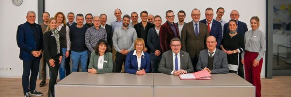 Landrat Christoph Schauder (vorne, 2.v.r.) unterzeichnete gemeinsam mit den Kooperationspartnern den Vertrag f�r die Gr�ndung des Weiterbildungsverbundes Allgemeinmedizin Main-Tauber-Kreis.