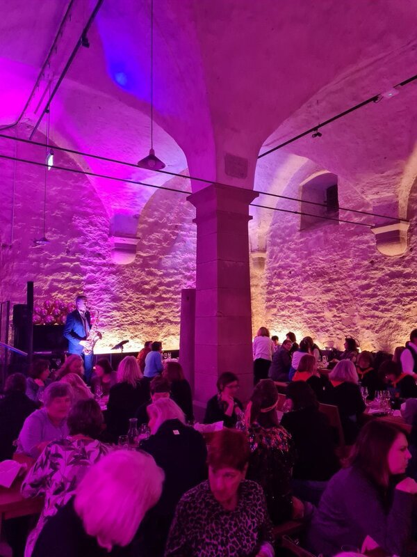 Die Weinprobe "Women only" in der Vinothek des Klosters Bronnbach war auch in diesem Jahr wieder ein voller Erfolg. Bei Saxophon-Livemusik, leckeren Weinen und kulinarischen K�stlichkeiten verbrachten die weiblichen G�ste einen kurzweiligen, stimmungsvollen Abend.