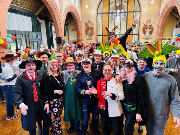 Landrat Christoph Schauder zu Gast auf dem Rosenmontagsumzug der Assamstadter Schlackohren.