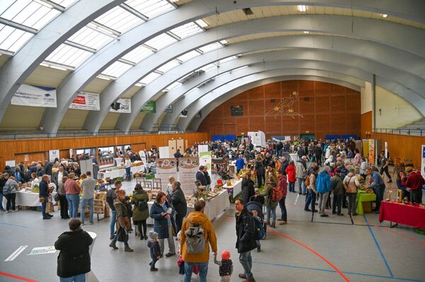 Bild vergr&ouml;&szlig;ern: Das Foto zeigt einen Blick in die Halle mit den mehr als 30 Ständen und zahlreichen Besuchern.