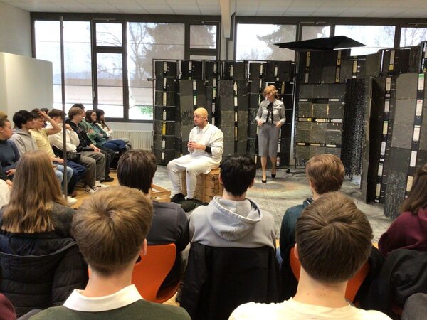 Das Karlsruher Klassenzimmertheater "THEATERmobileSPIELE" gastierte k�rzlich mit drei Auff�hrungen des von Heinrich von Kleist verfassten Theaterspiels "Der zerbrochene Krug" an der Gewerblichen Schule Tauberbischofsheim (GTB).