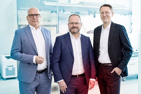 Die Gesch�ftsf�hrung von Lauda: Dr. Marc Stricker, Dr. Gunther Wobser und Dr. Mario Englert (v. l. n. r.) treiben den Weltmarktf�hrer mit Innovationen wie Lauda Universa und Mobifreeze voran und planen f�r 2026 ein Umsatzwachstum von 15 Prozent.