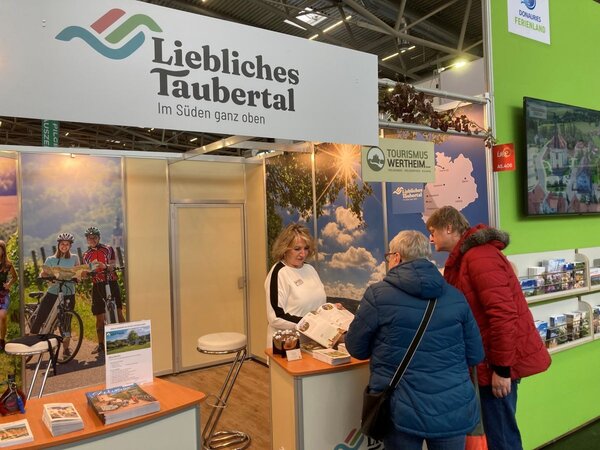 Der Tourismusverband "Liebliches Taubertal" pr�sentierte sich auf der Reise- und Freizeitmesse "f.re.e" in M�nchen. Vertreten waren auch die Tourismus Region Wertheim mit Gesch�ftsf�hrerin Christiane F�rster (links) und die Stadt Lauda-K�nigshofen.
