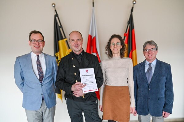 Der Kehrbezirk elf bleibt weiterhin in guten und erfahrenen H�nden: Erster Landesbeamter Florian Busch (v.l.) gratuliert dem bevollm�chtigten Bezirksschornsteinfeger Karsten Swartjes zur Wiederbestellung f�r die n�chsten sieben Jahre. Den Gl�ckw�nschen schlossen sich Verena Ernst als Leiterin des Bauamtes sowie Harald Englert, Sachgebiet Schornsteinfegerwesen des Landratsamtes, an.