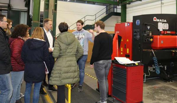 Stefan Fischer f�hrt Systemair-Mitarbeiter durch die Produktion.