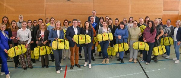 Bild vergr&ouml;&szlig;ern: Das Foto zeigt die 26 Fachkräfte aus 19 Kindertageseinrichtungen aus dem Main-Tauber-Kreis, die im Rahmen der Auftaktveranstaltung geschult wurden.