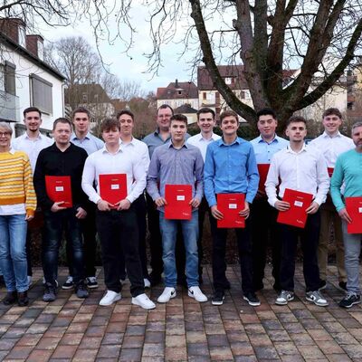 Die Absolventinnen und Absolventen der Schulklasse M4AH der Gewerblichen Schule Bad Mergentheim. 