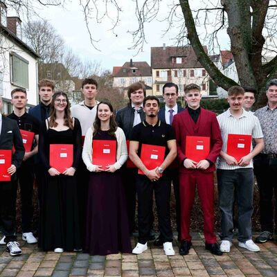 Die Absolventinnen und Absolventen der Schulklasse R4PW der Gewerblichen Schule Bad Mergentheim. 