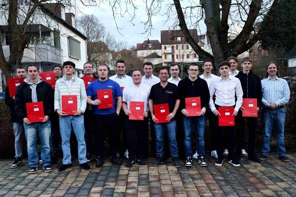 Die Absolventinnen und Absolventen der Schulklasse E4EG der Gewerblichen Schule Bad Mergentheim. 