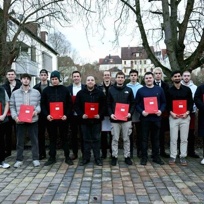 Die Absolventinnen und Absolventen der Schulklassen E4GS E4BT der Gewerblichen Schule Bad Mergentheim. 