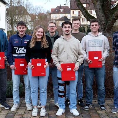 Die Absolventinnen und Absolventen der Schulklasse E4ME der Gewerblichen Schule Bad Mergentheim.