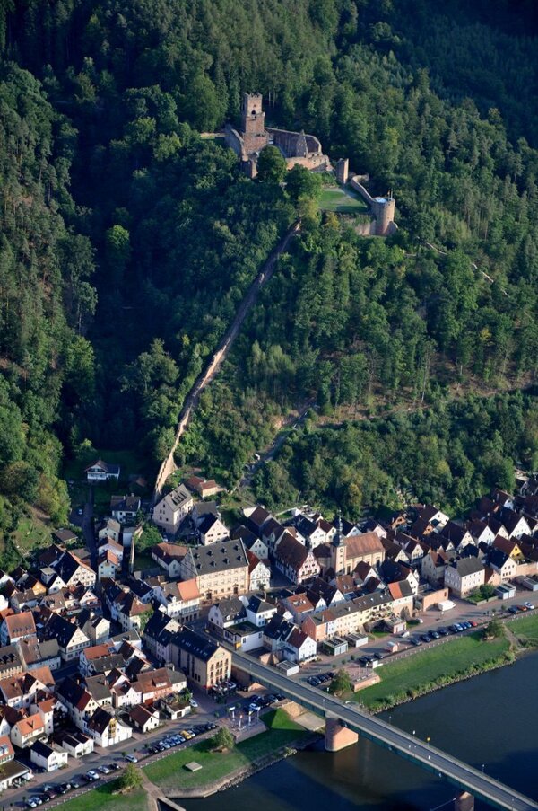 Vorbei an der Burgruine Freudenberg: Der Rundwanderweg LT 1 bietet Besucherinnen und Besuchern eine Mischung aus sportlicher Herausforderung, geschichtlicher Weiterbildung und weiten Ausblicken �ber das Umland. 