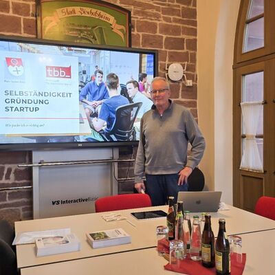 Der langj&auml;hrige Unternehmensberater Jens Arne M&auml;nnig f&uuml;hrt durch die Informationsveranstaltung f&uuml;r Existenzgr&uuml;nderinnen und Existenzgr&uuml;nder.