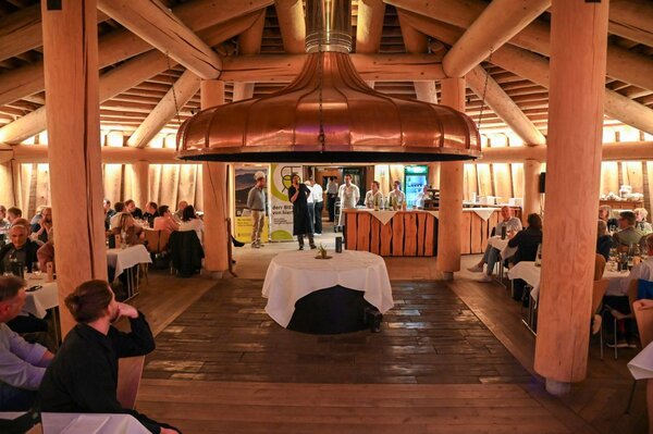 Volles Haus, stimmungsvolles Ambiente und der direkte Dialog zwischen Erzeugern, K�chen und Verbrauchern: Auch das zweite Bio-Dinner "NaturVeredelt" der Bio-Musterregion Main-Tauber-Kreis begeisterte die G�ste im Erdhaus in Bad Mergentheim.