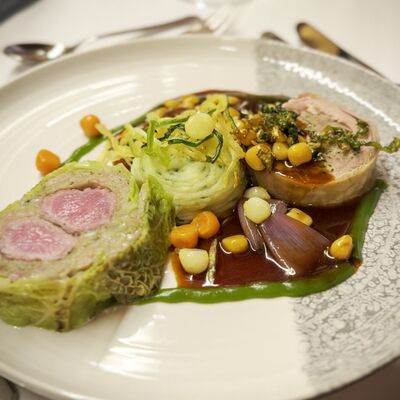 Ein Gericht des einzigartigen Vier-G&auml;nge-Men&uuml;s: Zweierlei Rouladen vom regionalen Bio-Lamm mit Bier geschmort. Als Beilage gab es dazu Wurzelgem&uuml;se und Kr&auml;uterkartoffelp&uuml;ree.