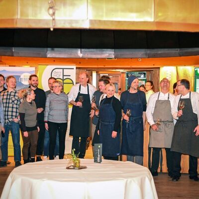 Zufriedene Gesichter: Die Erzeuger, K&ouml;che und Organisatoren bekamen Applaus f&uuml;r einen gelungenen Abend mit vielen kulinarischen Highlights. 