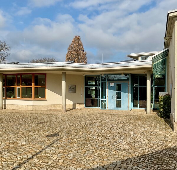 Das Foto zeigt eine Au&szlig;enansicht der Schule im Taubertal in Unterbalbach.