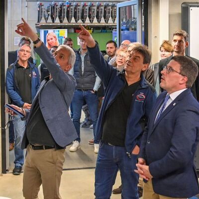 Infos aus erster Hand: Landrat Christoph Schauder (Bildmitte) informierte sich vor Ort zu den neuen technischen Anlagen im Bereich Sanit�r-, Heizungs- und Klimatechnik (SHK), die in der Gewerblichen Schule in Bad Mergentheim zum Einsatz kommen.