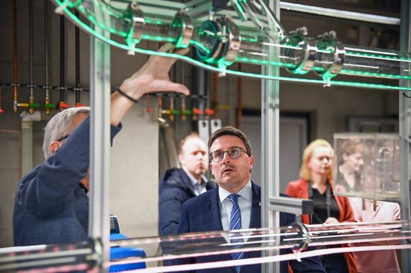 Bild vergr&ouml;&szlig;ern: Das Foto zeigt Landrat Christoph Schauder am Demostand.