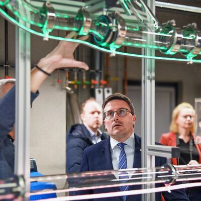 Alles im Blick: Dank des transparenten Rohrsystems und einer integrierten Beleuchtung, die auf fehlerhafte Montagen hinweist, k�nnen die Sch�ler an dem Demonstrationsstand Abwasser das Geschehen k�nftig live beobachten. 