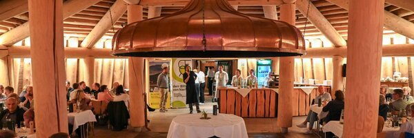 Volles Haus, stimmungsvolles Ambiente und der direkte Dialog zwischen Erzeugern, Köchen und Verbrauchern: Auch das zweite Bio-Dinner "NaturVeredelt" der Bio-Musterregion Main-Tauber-Kreis begeisterte die Gäste im Erdhaus in Bad Mergentheim. 