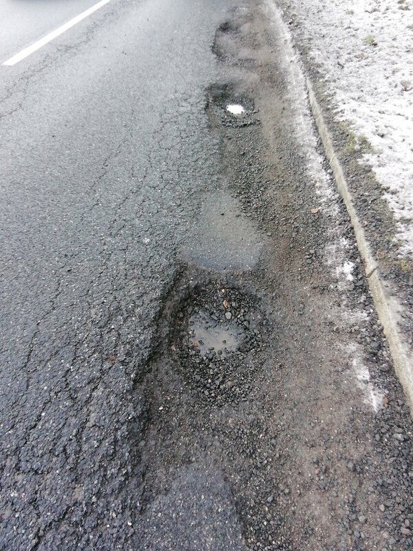 Stra�ensch�den auf der L 2310 bei Freudenberg: Die Stra�enmeisterei K�lsheim saniert am Montag, 16., und Dienstag, 17. M�rz, die vier am st�rksten gesch�digten Stellen zwischen Freudenberg und der Landesgrenze zu Bayern.