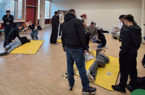 Erste-Hilfe aufgefrischt: Sch�lerinnen und Sch�ler der zweij�hrigen Berufsfachschule des BSZ Wertheim probten das schnelle und richtige Handeln im Ernstfall.