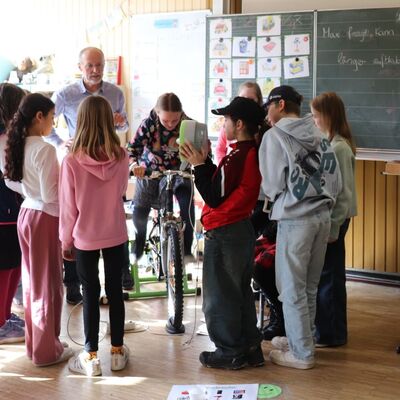 Die Sch�lerinnen und Sch�ler erzeugten mit dem Energie-Fahrrad aus eigener Muskelkraft Strom f�r einen Ventilator. 