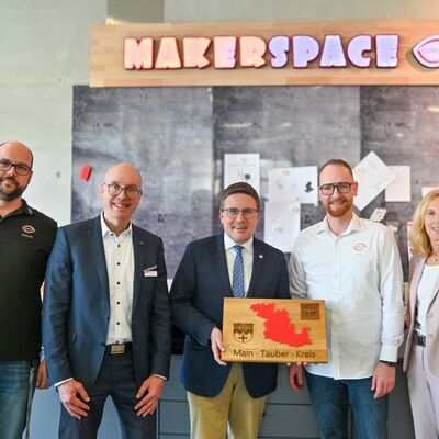 Freude �ber den Makerspace der Gewerblichen Schule Bad Mergentheim als neuer innovativer Lernort f�r Sch�ler und Fachkr�fte (v.r.): Ursula M�hleck, Dezernentin f�r Kreisentwicklung und Bildung des Landratsamtes Main-Tauber-Kreis, Projektmitarbeiter Benjamin Trefs, Landrat Christoph Schauder, Schulleiter Peter W�hrle und Projektmitarbeiter Michael Schurk.