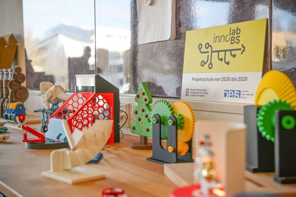 Bild vergr&ouml;&szlig;ern: Das Foto zeigt den Makerspace, der mit hochmoderner Technik ausgestattet ist und jungen Menschen auf spielerische Art und Weise das Potential von 3D-Technologien vermittelt.