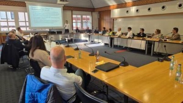 2.	�ber die Gewinnung von Fachkr�ften aus Nordafrika informierte beim Treffen der Fachkr�fteinitiative �Jobmotor 2028� Fabian Kr�ger vom Stuttgarter Unternehmen �Neue Fachkr�fte�.