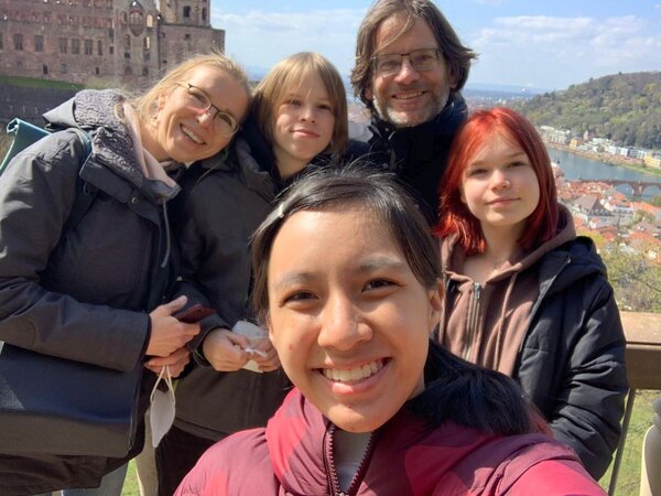 Eine Gastfamilie mit Austauschkind bei einem Ausflug: Die gemeinsame Zeit kann einen wertvollen Beitrag zur interkulturellen Verst�ndigung leisten. 