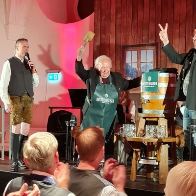 Auch die f�nfte Auflage des Starkbieranstiches im Kloster Bronnbach war ein voller Erfolg. Mit zwei Schl�gen brachte Altlandrat Georg Denzer das Bier zum Sprudeln. 